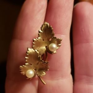 Vintage maple leave pearl screw earrings
